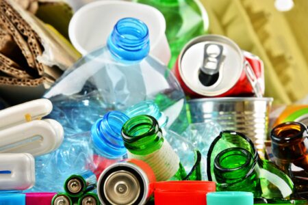 Wertstoffe, die recycelt werden können, darunter Glas, Metalle, Kunststoffe, Batterien uvm.