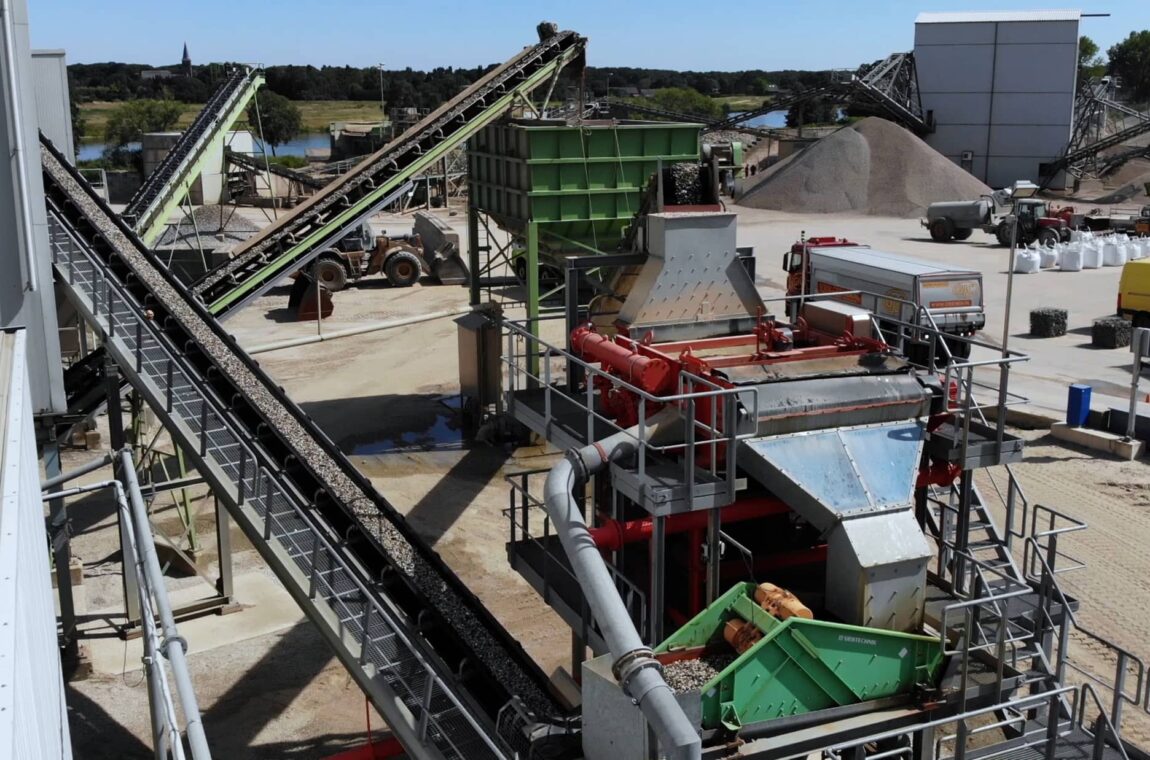 Setting machine, screening machine and conveyor belts in a gravel plant