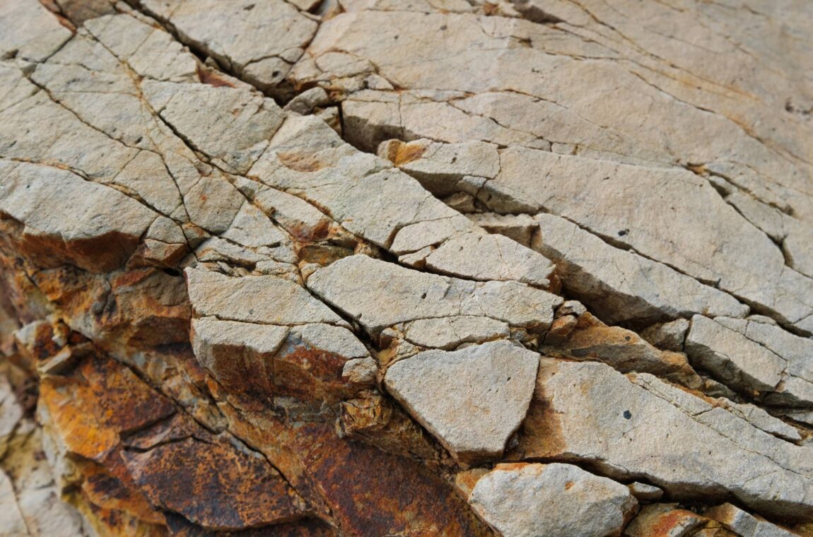 Crushing, breaking, grinding - crushed stone in beige to dark brown