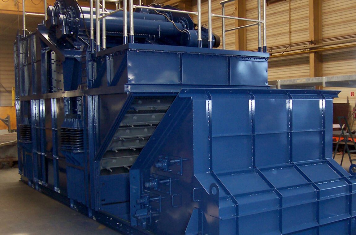 Linear vibratory screening machine as a hot mineral screening machine