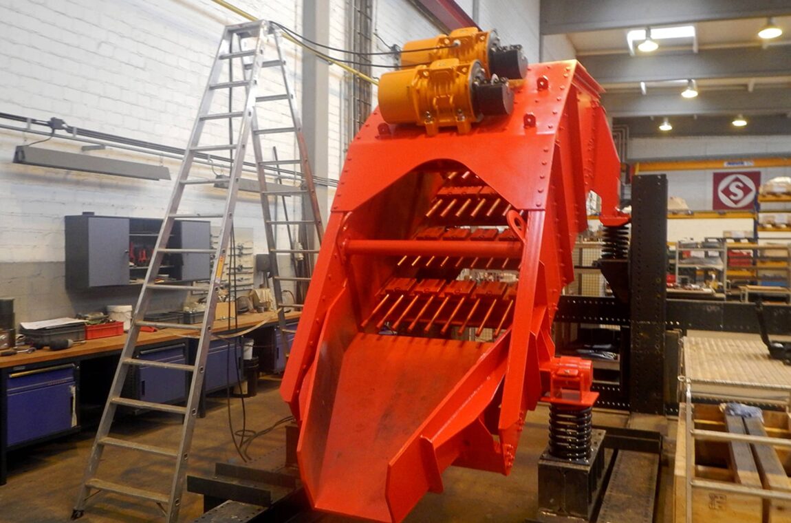 HR 14-40-I FR linear vibrating screen during the factory test run in our production hall.