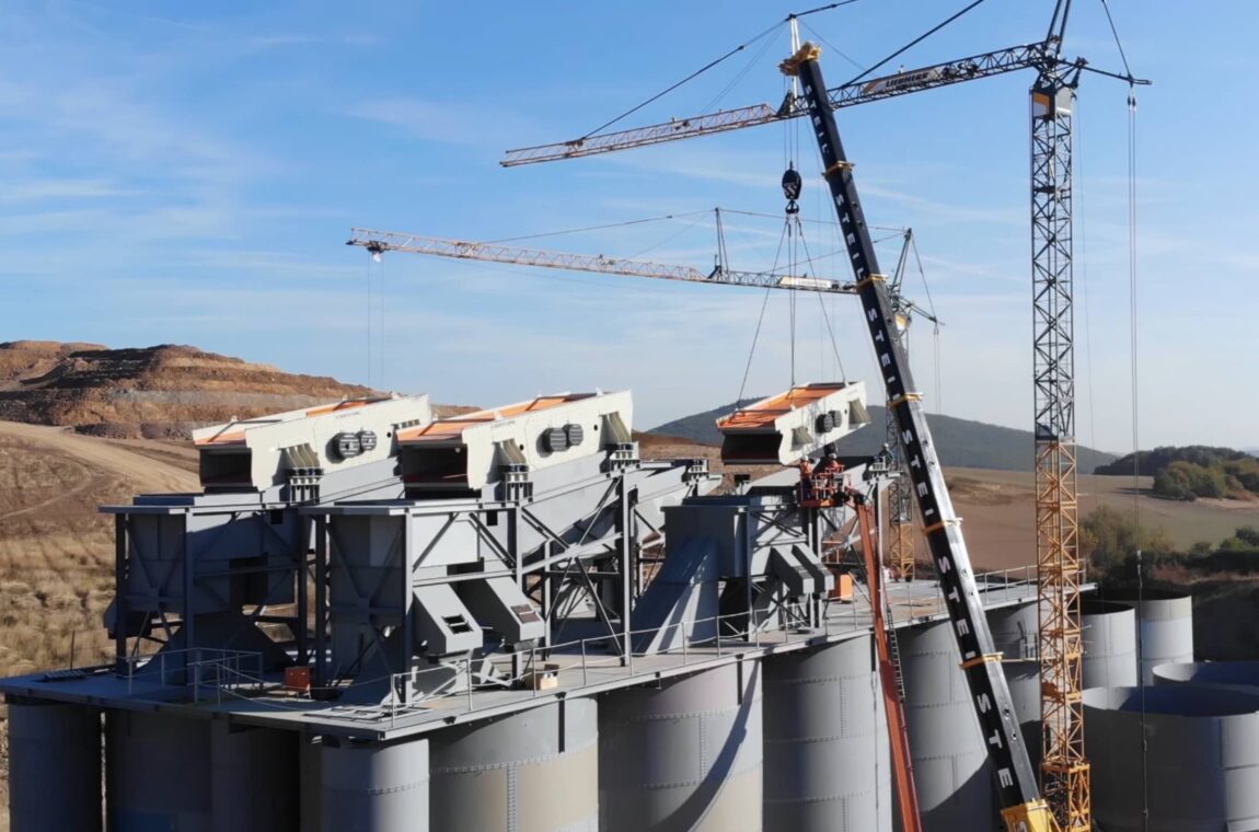 Elliptical vibrating screen - installation in the gravel works - the 4 machines are lifted into their final position by crane.