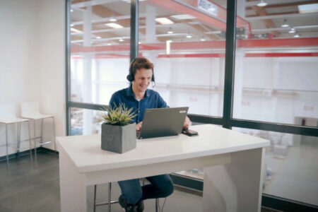 SIEBTECHNIK service employee sits at a laptop and provides remote assistance via Teams